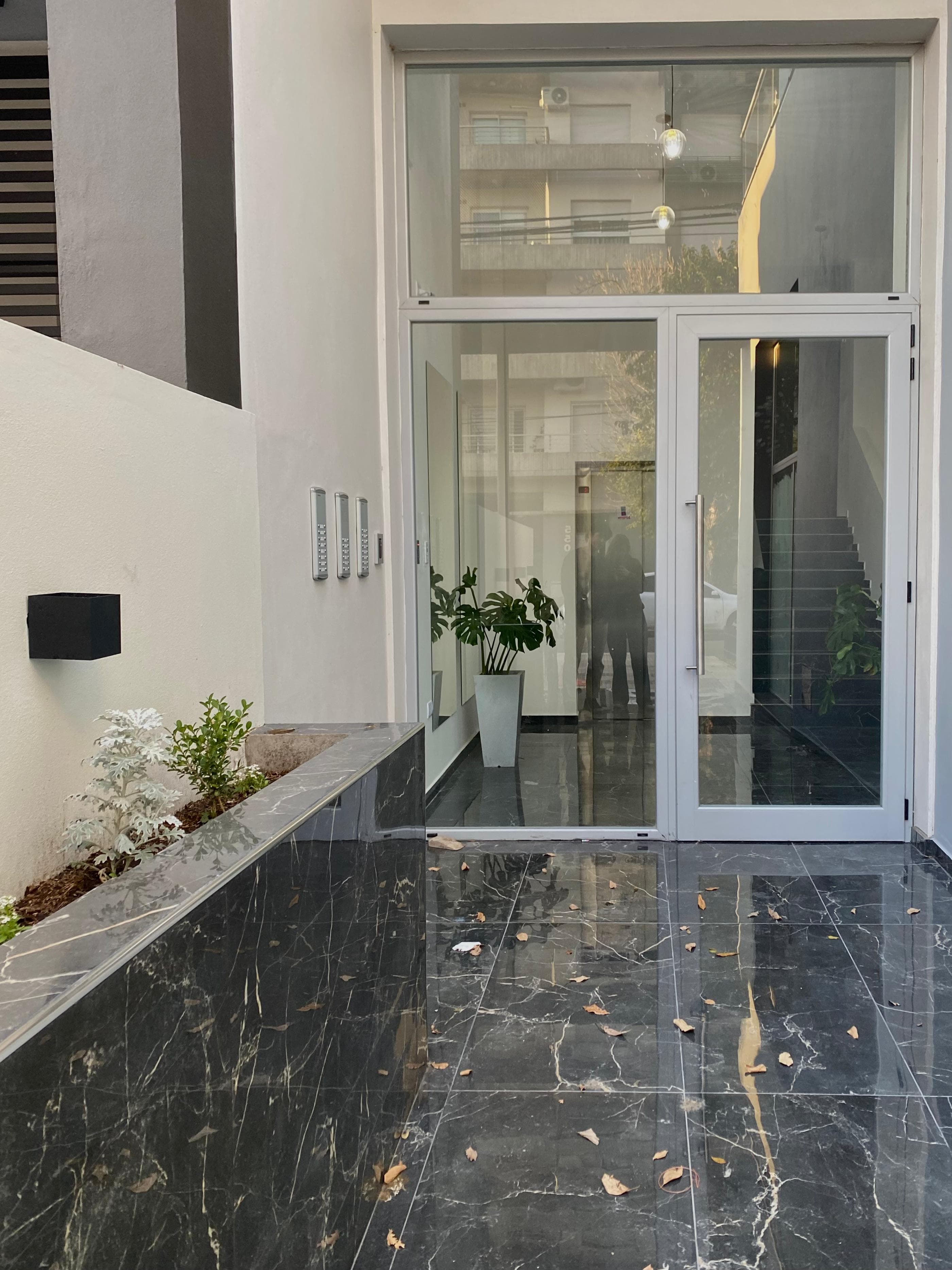 Moderno monoambiente en primer piso al frente